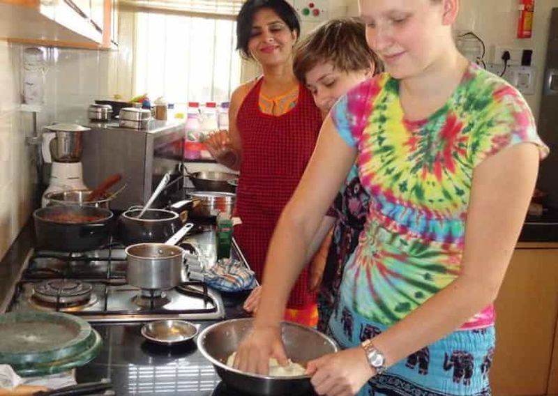 Billet Pune : Cours de cuisine traditionnelle et dîner avec la famille du chef