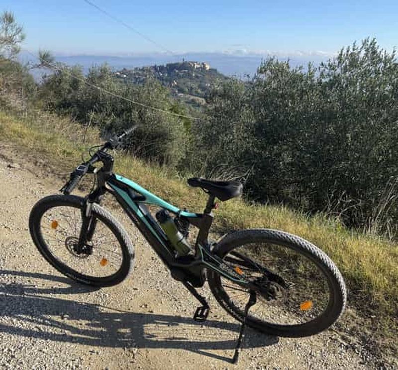 Billet Monte Castello di Vibio : Visite en vélo électrique du Furioso avec déjeuner et théâtre