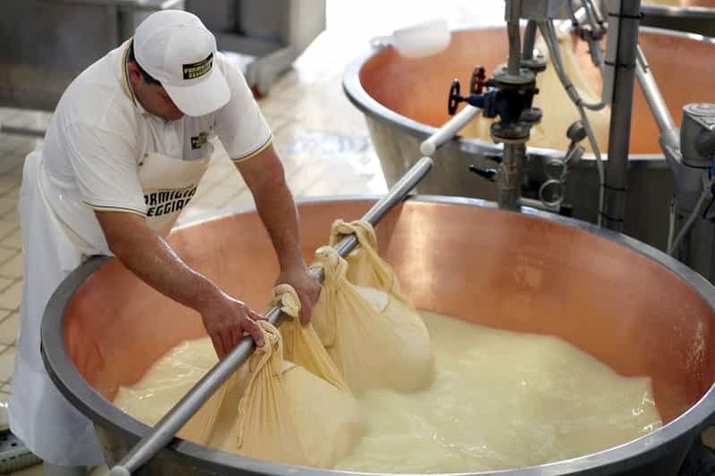 Billet Parme : visite d'une ferme de Parmigiano Reggiano et dégustation avec transfert