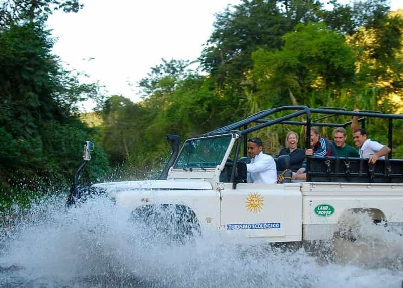 Billet Aventure en Jeep à Paraty : sentier écologique, distillerie et baignade en rivière