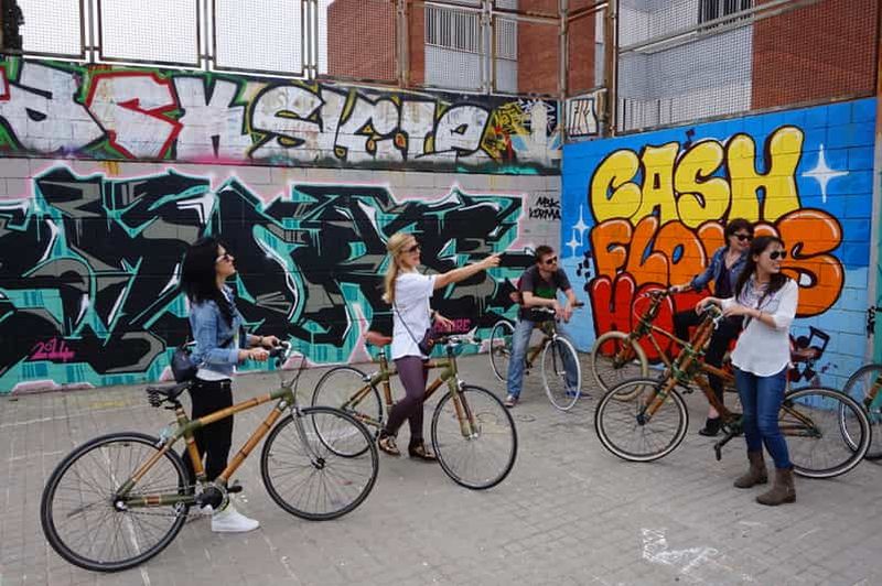Billet Barcelone : visite de 3,5 heures sur le thème du street art en vélo en bambou
