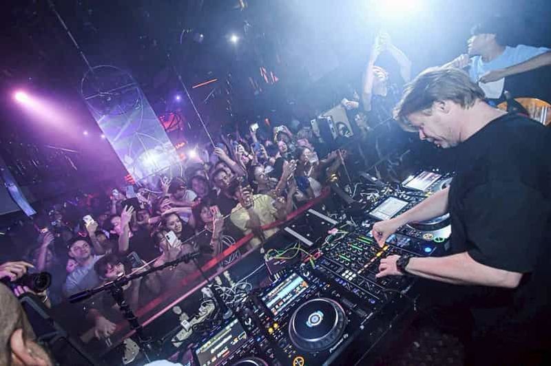 Billet Dotonbori, Osaka : billet pour la boîte de nuit CHEVAL avec boisson/forfait VIP