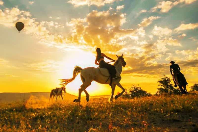 Billet Cappadoce : Randonnée à cheval au coucher du soleil ou en journée avec prise en charge