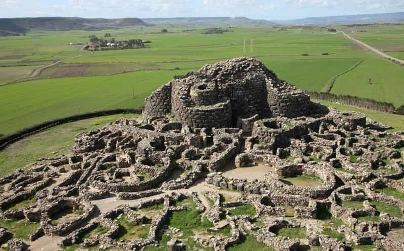 Billet Cagliari : Nuraghe Barumini et Giara Park avec dégustation de vin