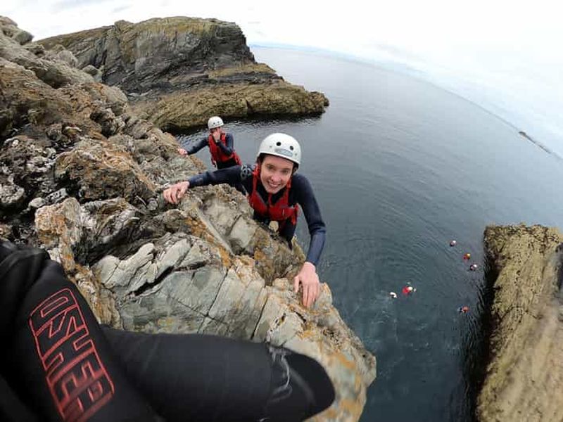 Billet Nord du Pays de Galles : Coasteering extrême avec escalade de falaise et sauts