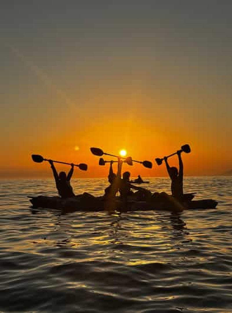 Billet Excursion en kayak au coucher du soleil - Lukova, grottes minuscules et plages secrètes