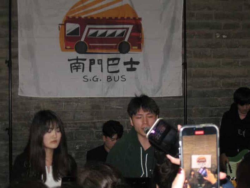 Billet Sous les lumières du mur : immersion dans la vie nocturne de Xi'an avec un habitant de la ville