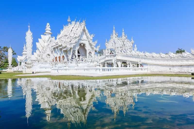 Billet Les merveilles de Chiang Rai : les temples blanc, bleu et rouge, ainsi que la source chaude.
