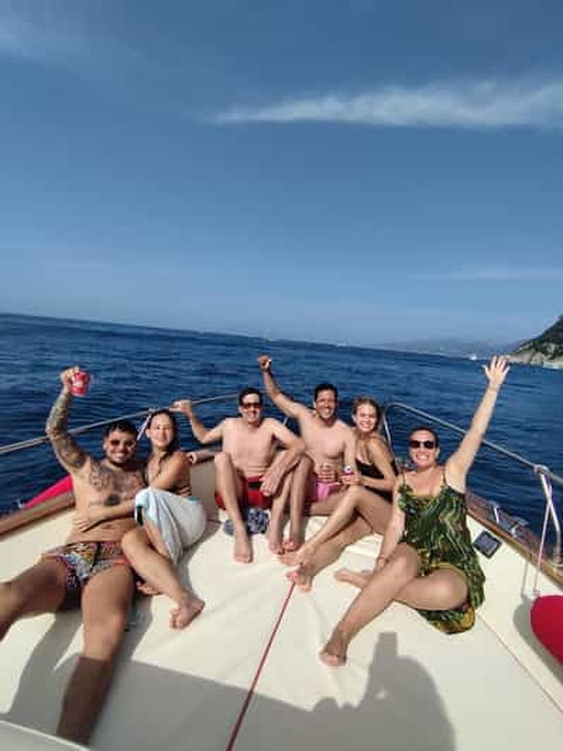 Billet Sorrente : sortie en bateau de groupe à Capri avec plongée et divertissement