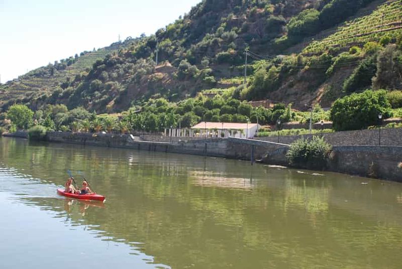 Billet Pinhão : sortie en bateau rabelo et expérience en kayak dans la vallée du Douro