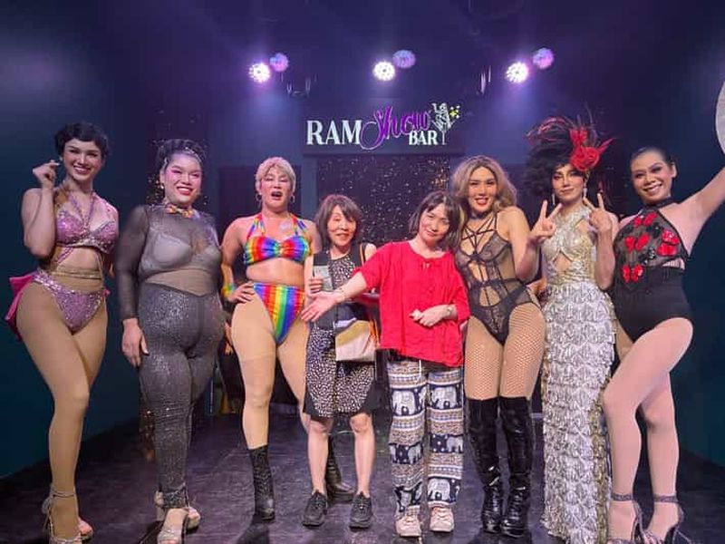 Billet Chiang Mai : Cabaret Ladyboy – Histoires, dîner et étincelles