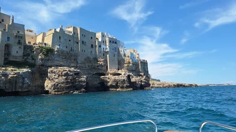 Billet Côte et grottes de Polignano : excursion en bateau, boissons, baignade, musique et divertissement.