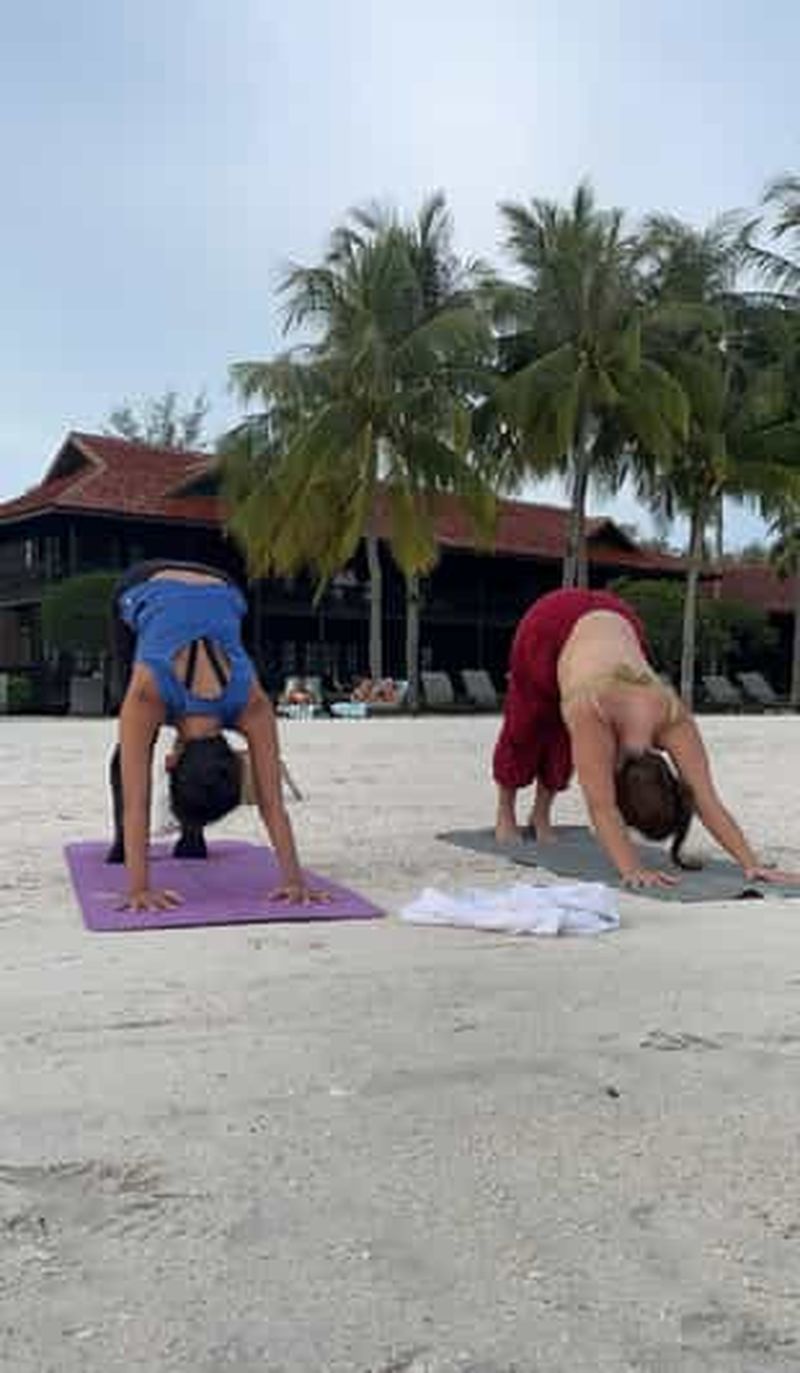 Billet Langkawi : Yoga enchanteur au coucher du soleil sur la plage de Cenang