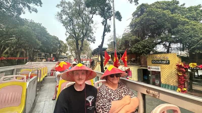 Billet Hanoï : visite citadine et street food en bus à arrêts multiples