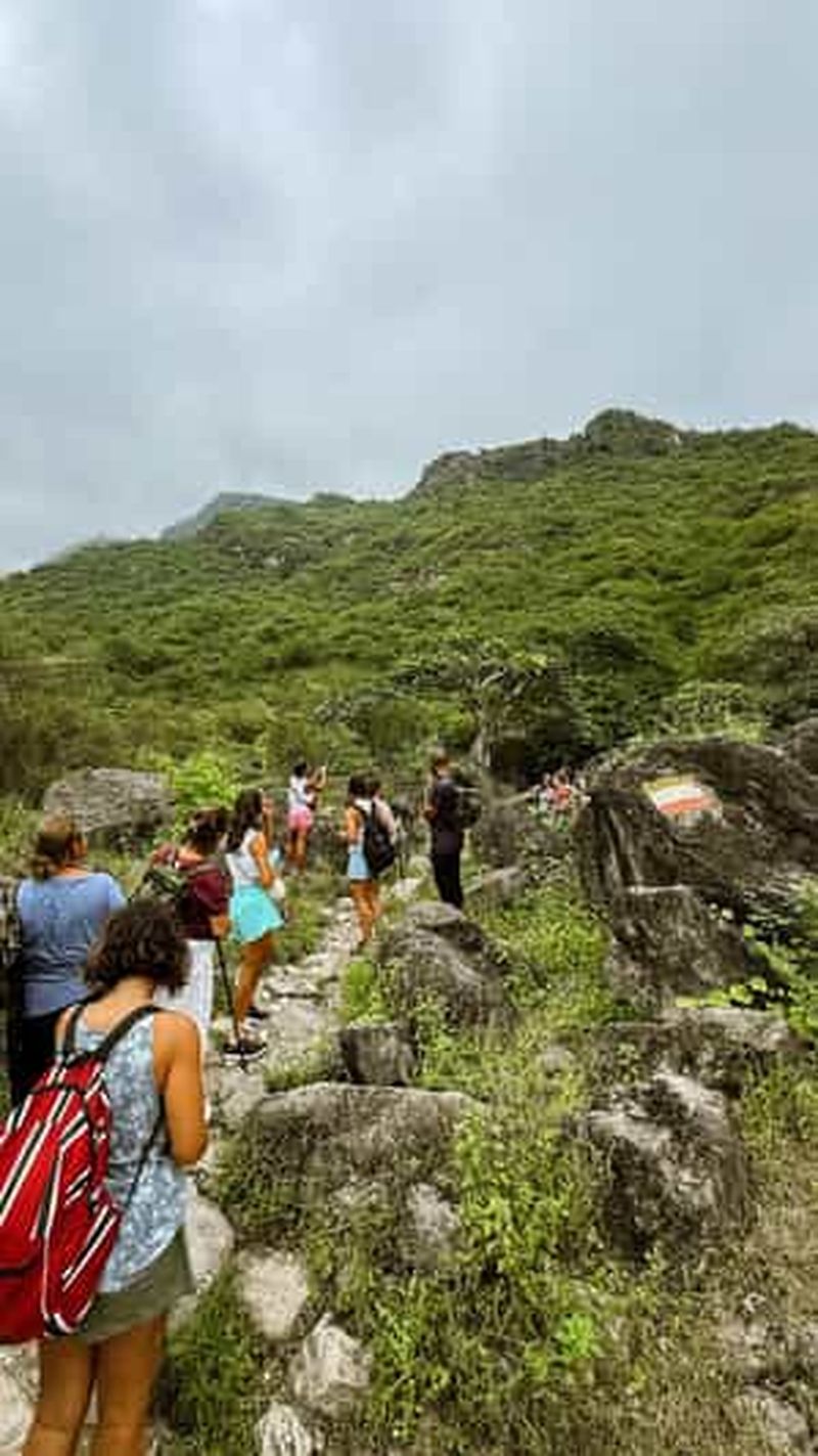 Billet Aventure à Salalah : randonnée, baignade et dîner à la cascade d'Ayn Ghaith