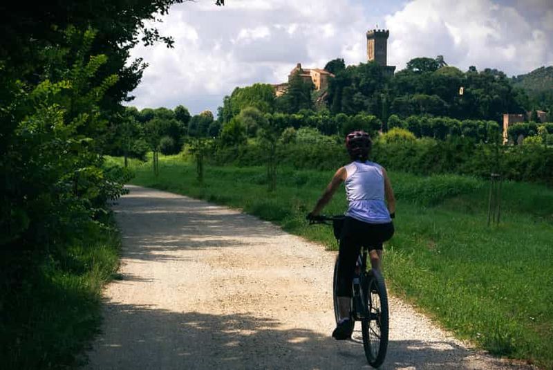 Billet Visite guidée en vélo électrique dans la province de Pise : les villages de Buti et Vicopisano