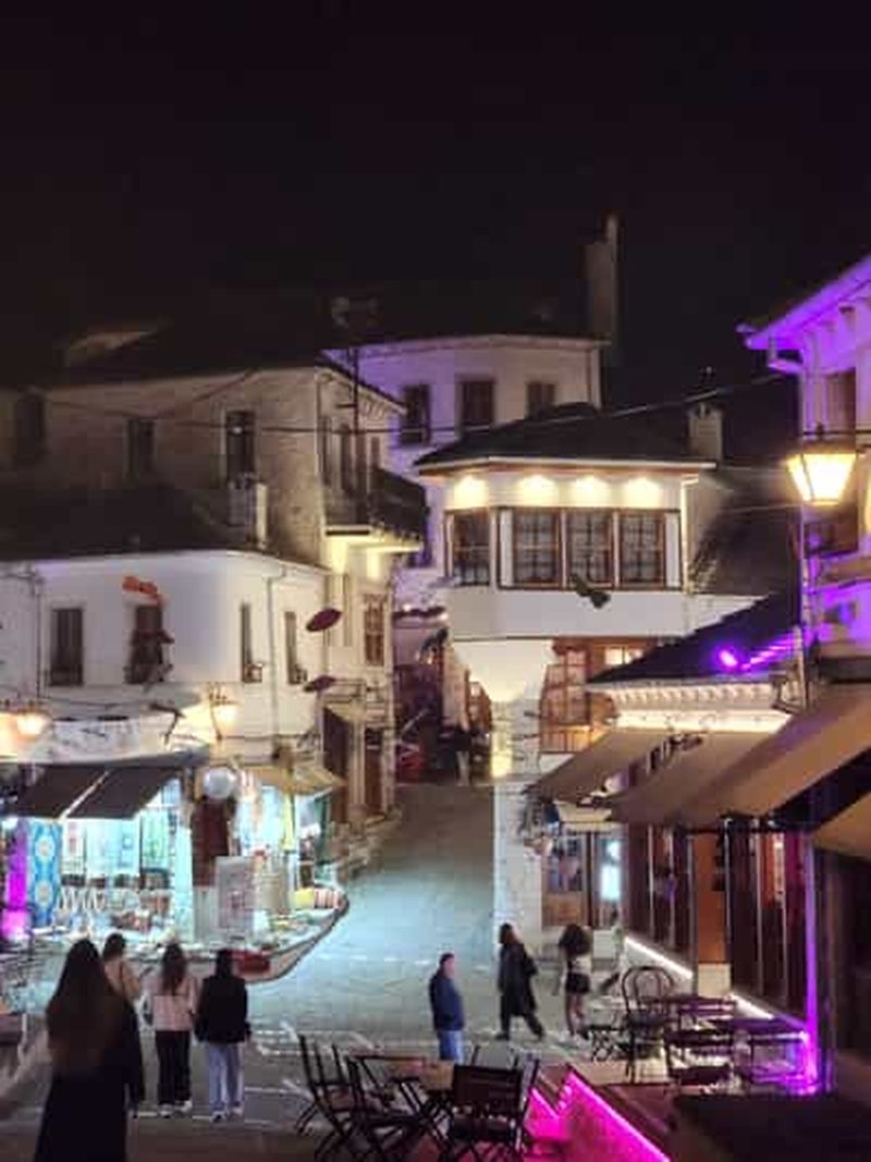 Billet Gjirokaster : Cours de broderie traditionnelle albanaise.