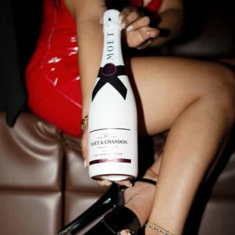 Billet Porto : spectacles de cabaret et pole dance, avec une boisson de bienvenue !