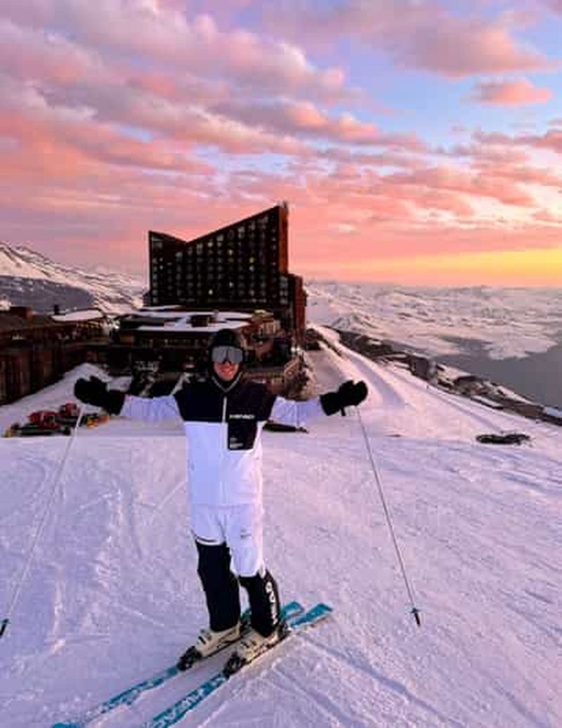 Billet Santiago : journée complète de ski à Valle Nevado – divertissement dans la neige
