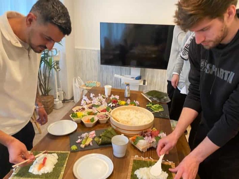 Billet Osaka : Cours de cuisine sur les sushis roulés à la main à Nanba