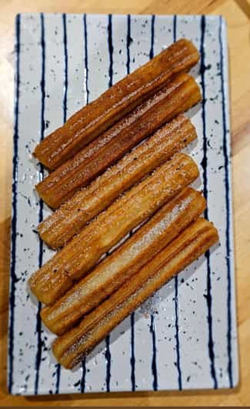 Billet Barcelone : découvrez les meilleurs churros accompagnés de chocolat chaud.