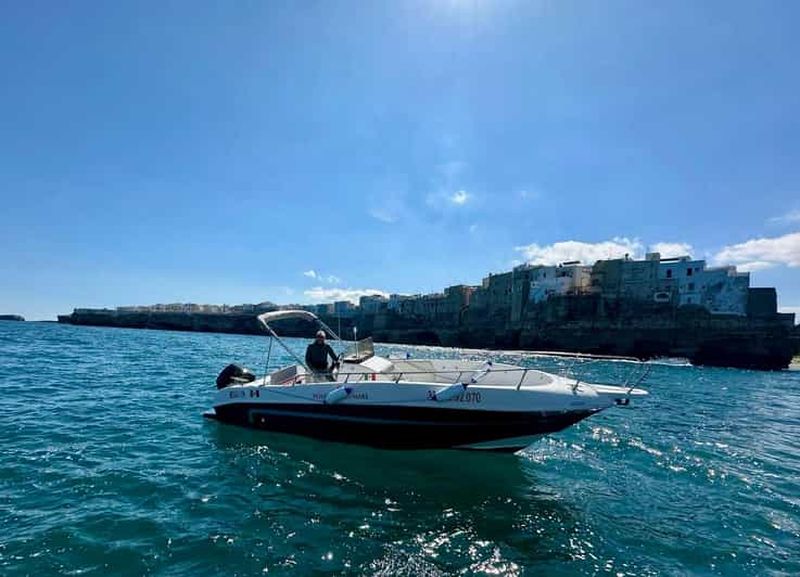 Billet Polignano a Mare : tour privé en barque entre grottes et apéritifs
