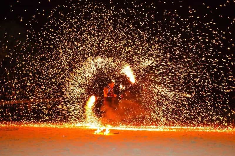 Billet Borocay : Spectacle de danse de feu au Red Coconut Beach Hotel