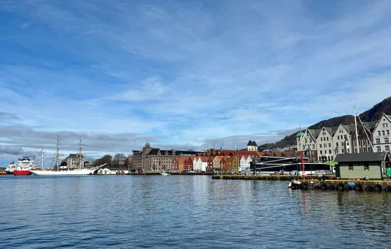 Billet Des lumières de la ville aux paysages des fjords – Promenade guidée et Osterfjord