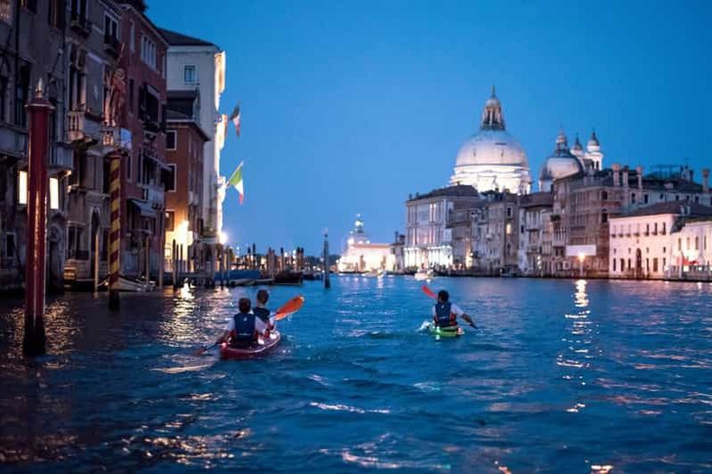Billet Visite nocturne de 2 heures en kayak à Venise : visite premium avec coucher de soleil