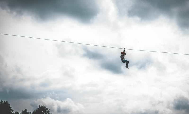 Billet Hässleholm : billet pour les tyroliennes à plusieurs niveaux et le parc d'escalade