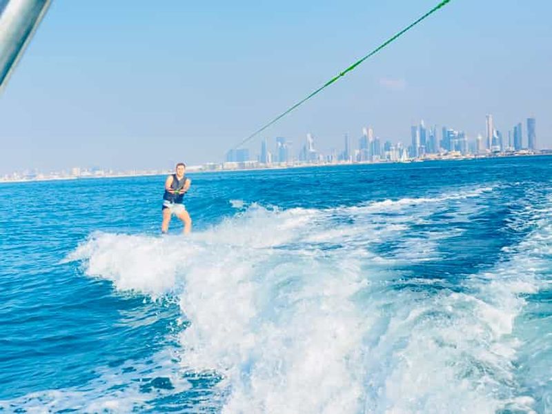 Billet Dubaï : Bateau rapide privé et planche à voile avec dégustation de crème glacée !