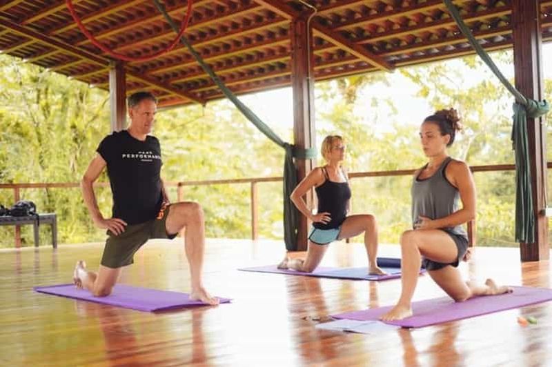 Billet La Fortuna : Cours de yoga privé sur une plateforme au bord d'une rivière dans la forêt tropicale