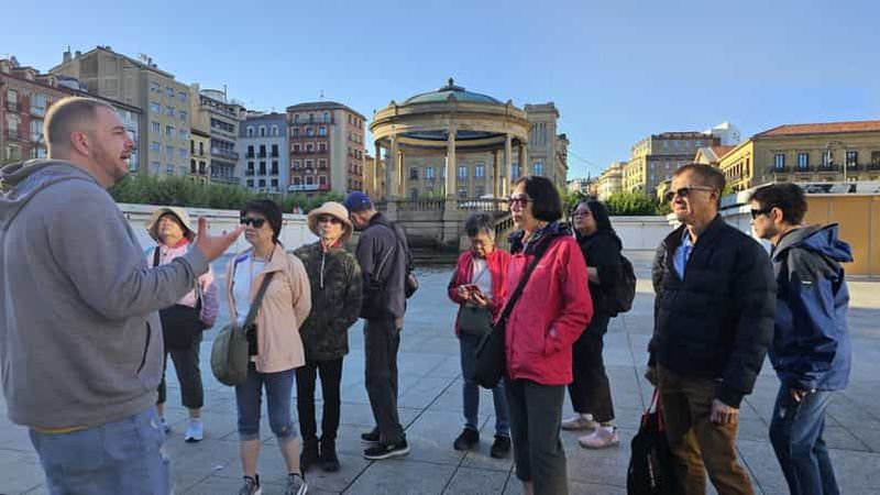Billet Pampelune : visite à pied et séance photo avec des taureaux