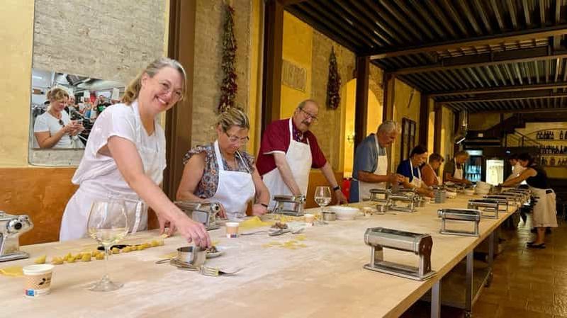 Billet Milan : Cours de cuisine sur les pâtes et le Tiramisu avec du vin