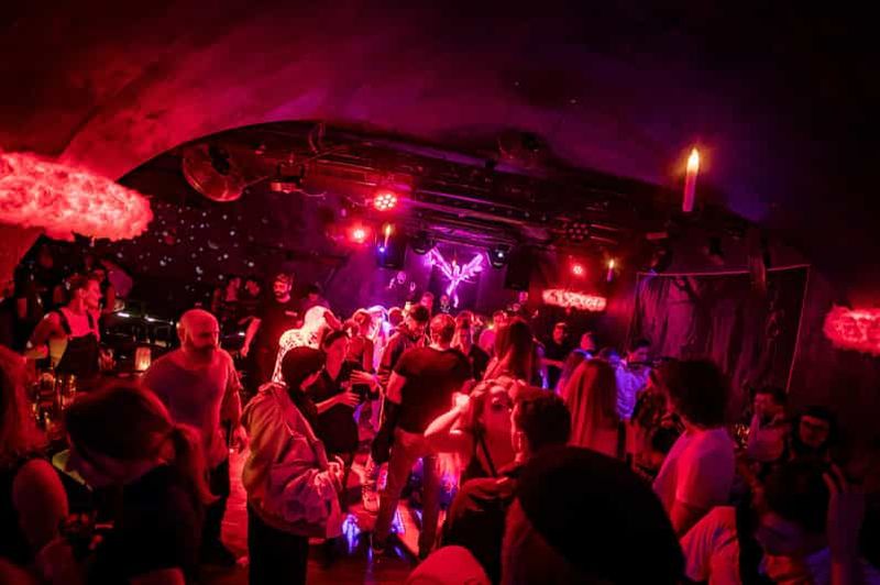 Billet Prague : soirée VIP en boîte de nuit avec table, boissons et limousine