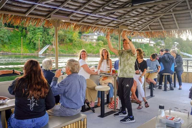Billet Tiki Nights & City Lights : croisière festive sur le fleuve Portland (1 heure)