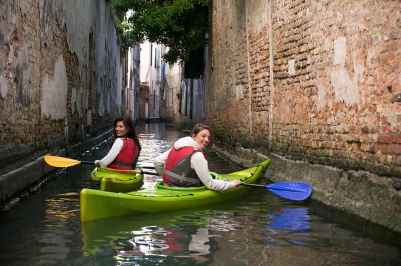 Billet Venise : Visite guidée des canaux en kayak de jour, de nuit ou au coucher du soleil