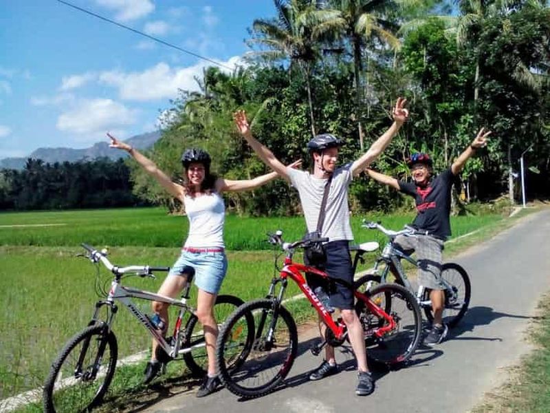Billet Aventure à vélo à Borobudur et rafting sur la rivière Elo