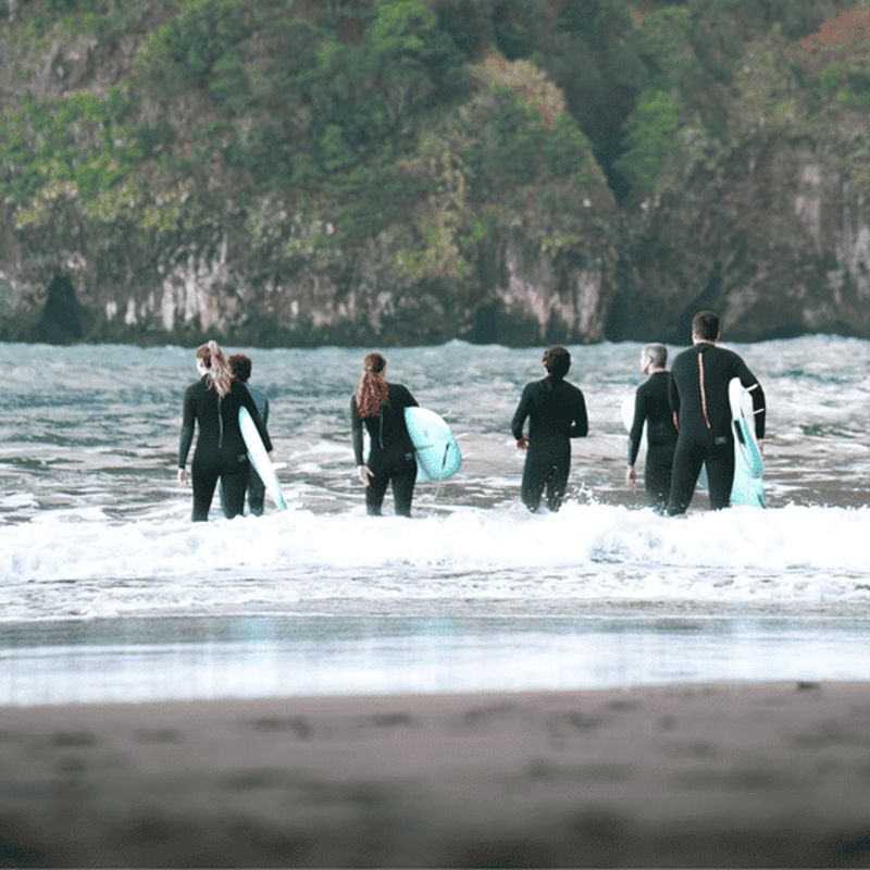 Billet Madère : Leçon de surf en groupe avec équipement