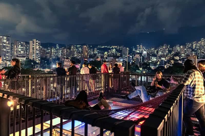 Billet Medellín : tournée des bars à Provenza, musique, danse et shots