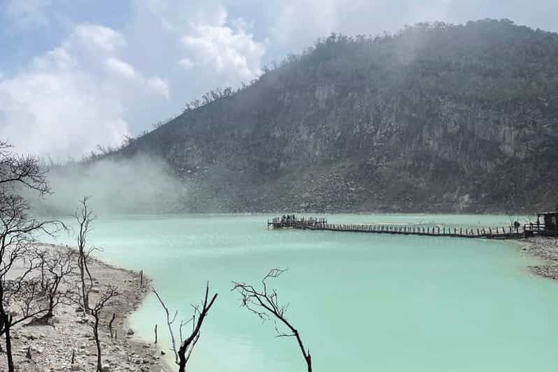 Billet Jakarta : Volcan, Pont Suspendu et Source Chaude