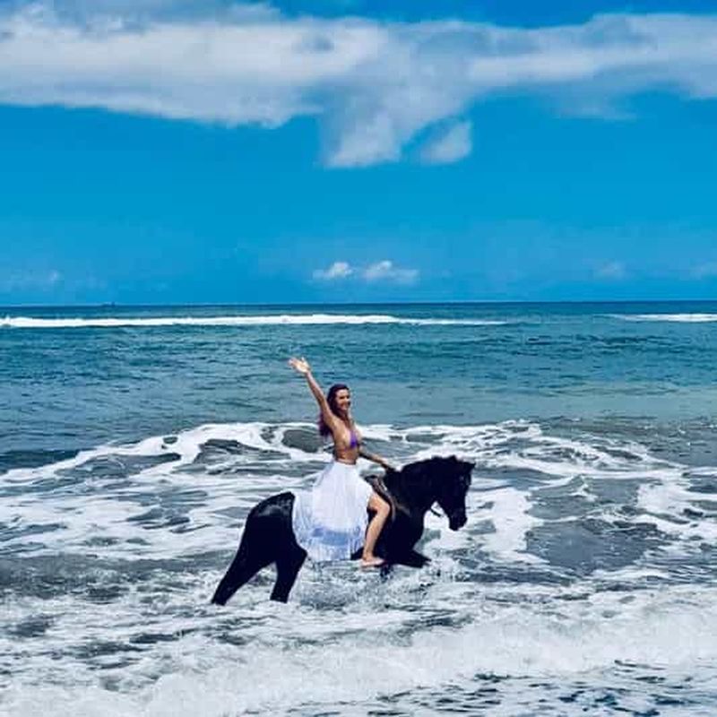 Billet Bali : balade à cheval sur la plage de Saba et dans les temples locaux.