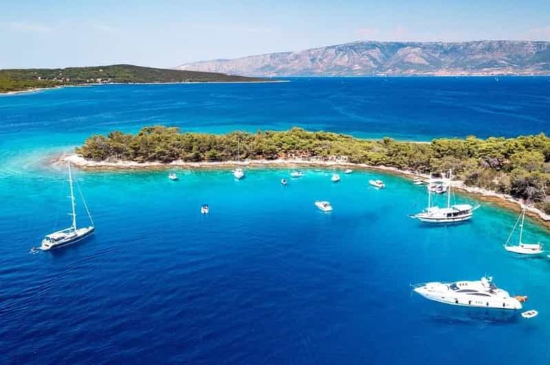 Billet Depuis Makarska : Hvar et l'île de Brač : excursion d'une journée en bateau rapide