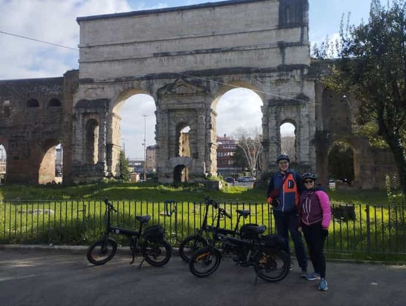 Billet Rome : visite en vélo électrique du Mur d'Aurélien et de la Villa Borghèse