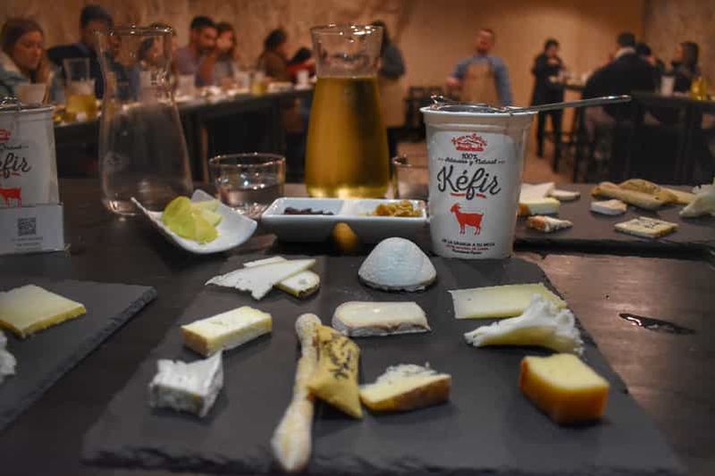 Billet Depuis Valence : Visite guidée d'une fromagerie avec dégustation de vin