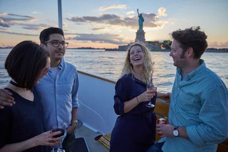 Billet NYC : Croisière d'une journée sur un petit yacht avec vue sur la Statue de la Liberté