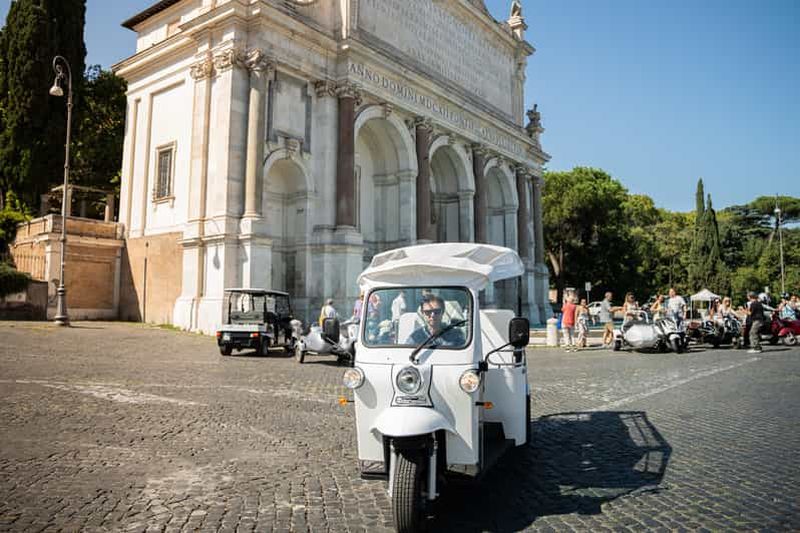Billet Rome : 2 heures de Vip Tuk-tuk avec prise en charge à l'hôtel et Prosecco