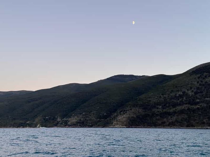 Billet Vlore : Voile de nuit de la ville côtière