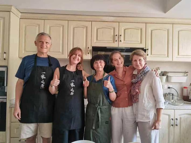 Billet Shanghai : cours de cuisine avec un chef sur la préparation des petits pains frits