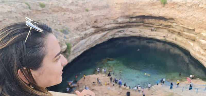 Billet Au départ de Mascate : Aventure dans le Wadi Shab, Sinkhole & Fins Beach